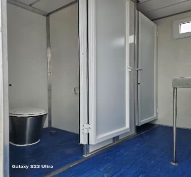 Interior das cabinas com pavimento antiderrapante