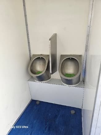 Zona de urinóis em inox