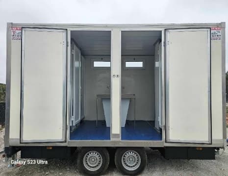 Cabinas abertas a mostrar lavatório e urinóis