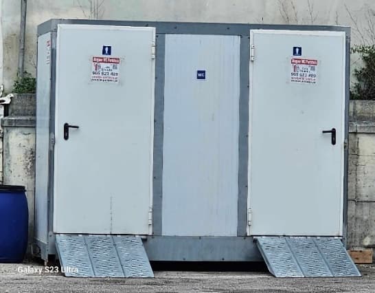Exterior do contentor sanitário com duas portas e rampas