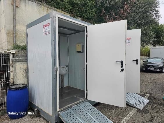 Portas abertas a mostrar as duas cabinas