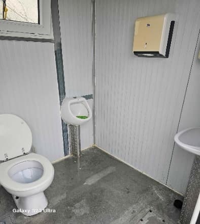 Cabina interior com sanita em cerâmica