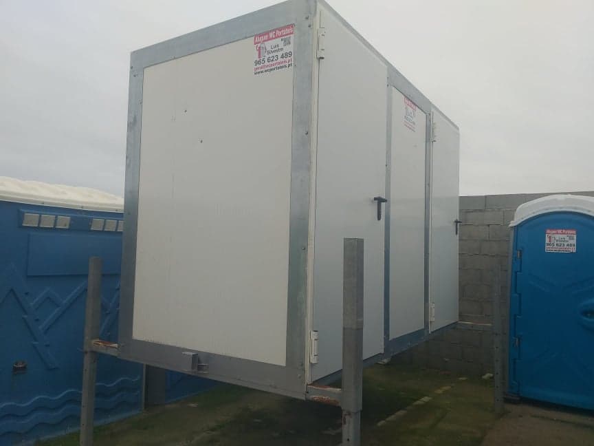 Exterior do contentor sanitário em plástico