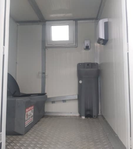 Interior da cabina com sanita química
